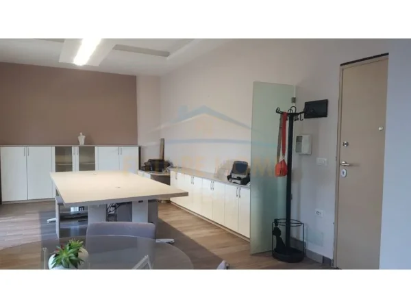 Tirane, jepet me qera apartament 1+1+Aneks Kati 1, 70 m² 500 € (Rruga e Bogdaneve)