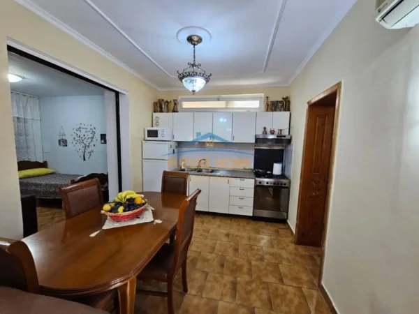 Tirane, jepet me qera apartament 2+1+Ballkon Kati 0, 61 m² 500 € (21 Dhjetori)