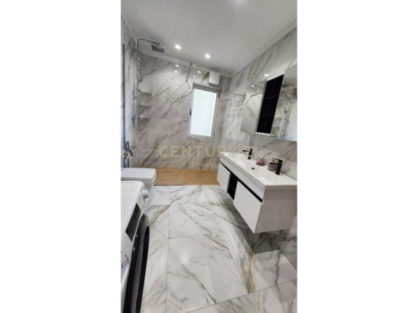 Tirane, jepet me qera apartament 2+1+Ballkon Kati 9, 153 m² 2.000 € (Rruga e Elbasanit)