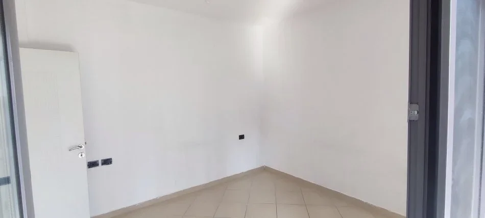 Tirane, jepet me qera zyre Kati 4, 110 m² 700 € Rruga (Kosovareve)