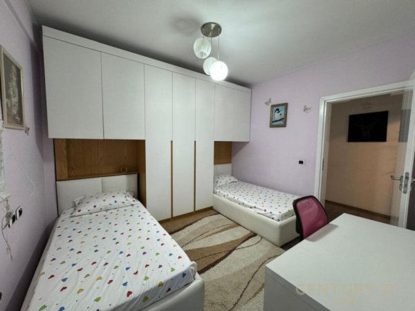 Tirane, jepet me qera apartament 2+1 Kati 5, 120 m² 900 € (komuna e parisit)
