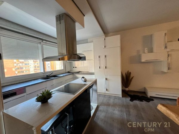 Tirane, jepet me qera apartament 2+1 Kati 5, 120 m² 900 € (komuna e parisit)