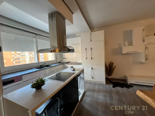 Tirane, jepet me qera apartament 2+1 Kati 5, 120 m² 900 € (komuna e parisit)