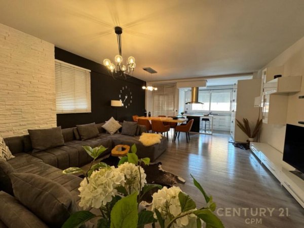 Tirane, jepet me qera apartament 2+1 Kati 5, 120 m² 900 € (komuna e parisit)