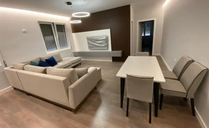 Tirane, jepet me qera apartament 2+1+Ballkon Kati 5, 100 m² 700 € (Liqeni i Thate)