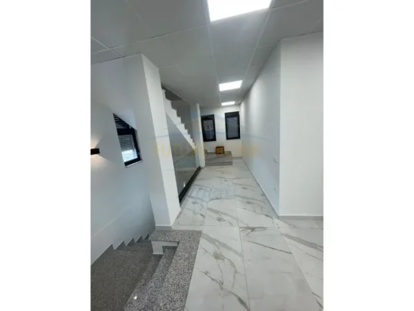 Tirane, jepet me qera Kati 1, 310 m² 3.500 € (Teg, Prane Terminalit)