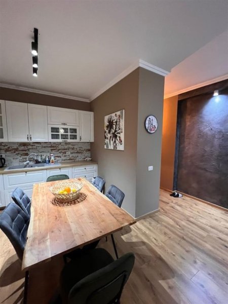 Tirane, jepet me qera apartament 2+1 Kati 3, 108 m² 800 € (Kopshti Botanik)