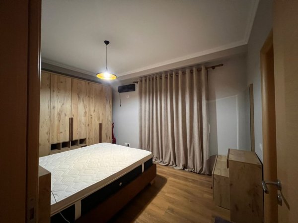 Tirane, jepet me qera apartament 2+1+Ballkon Kati 3, 110 m² 800 € (Kopshti Botanik)