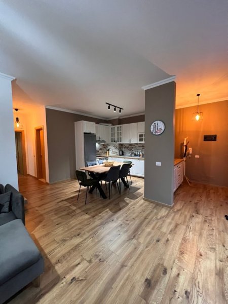 Tirane, jepet me qera apartament 2+1+Ballkon Kati 3, 110 m² 800 € (Kopshti Botanik)