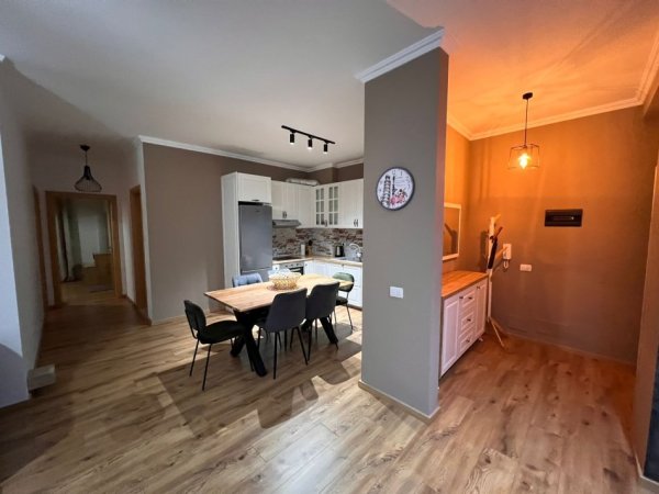 Tirane, jepet me qera apartament 2+1+Ballkon Kati 3, 110 m² 800 € (Kopshti Botanik)