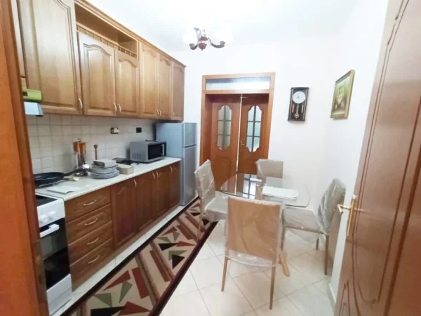 Tirane, jepet me qera apartament 2+1+Ballkon Kati 2, 90 m² 650 € (SHESHI WILLSON)