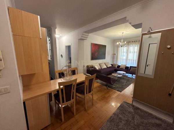 Tirane, jepet me qera apartament 1+1 Kati 1, 70 m² 1.000 € (Radio Televizioni Shqipetar)