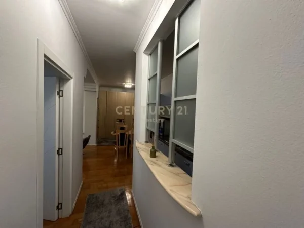 Tirane, jepet me qera apartament 1+1 Kati 1, 70 m² 1.000 € (Radio Televizioni Shqipetar)