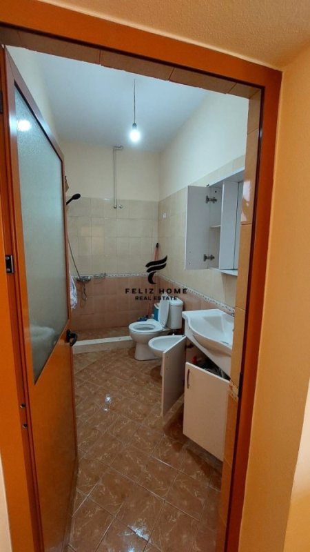 Tirane, jepet me qera apartament 3+1+Ballkon Kati 3, 150 m² 500 € (FRESKU)