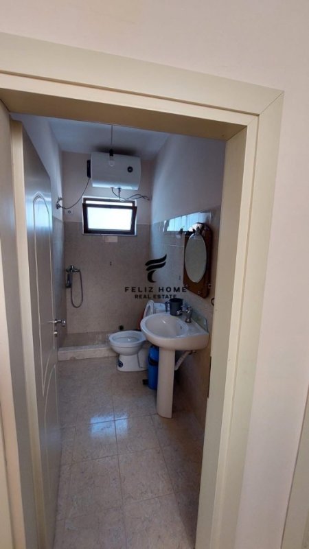 Tirane, jepet me qera apartament 3+1+Ballkon Kati 3, 150 m² 500 € (FRESKU)