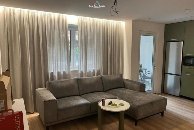 Tirane, jepet me qera apartament 2+1 Kati 1, 90 m² 1.000 € (qender)