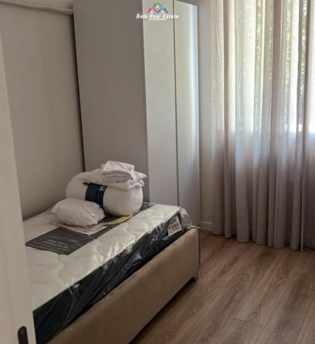 Tirane, jepet me qera apartament 2+1 Kati 1, 90 m² 1.000 € (qender)