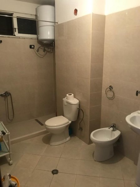 Tirane, jepet me qera shtepi 1+1+Ballkon Kati 6, 300 €