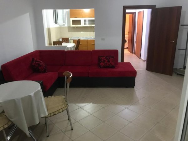 Tirane, jepet me qera shtepi 1+1+Ballkon Kati 6, 300 €