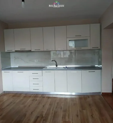 Tirane, jepet me qera zyre Kati 2, 50 m² 450 € (21 dhjetori)