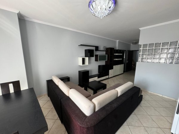 Tirane, jepet me qera apartament 1+1 Kati 5, 90 m² 700 € (Sheshi Willson)