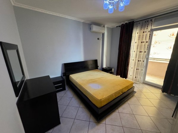 Tirane, jepet me qera apartament 1+1 Kati 5, 90 m² 700 € (Sheshi Willson)