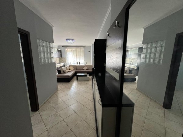 Tirane, jepet me qera apartament 1+1 Kati 5, 90 m² 700 € (Sheshi Willson)