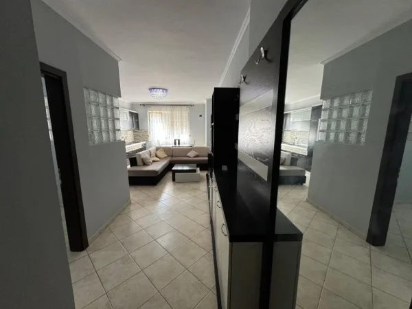 Tirane, jepet me qera apartament 1+1 Kati 5, 90 m² 700 € (Sheshi Willson)