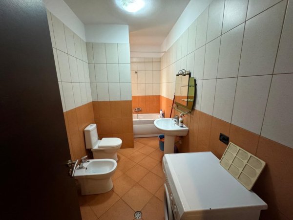 Tirane, jepet me qera apartament 1+1 Kati 5, 90 m² 700 € (Sheshi Willson)