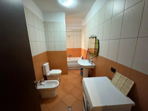 Tirane, jepet me qera apartament 1+1 Kati 5, 90 m² 700 € (Sheshi Willson)