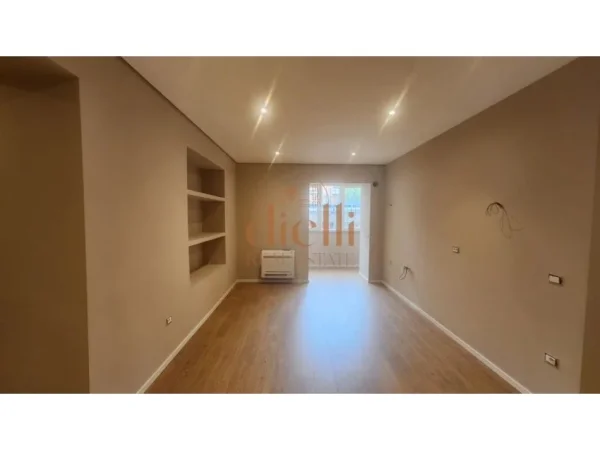 Tirane, jepet me qera ambjent biznesi Kati 2, 93 m² 900 € (Rruga e Kavajes)