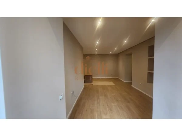 Tirane, jepet me qera ambjent biznesi Kati 2, 93 m² 900 € (Rruga e Kavajes)