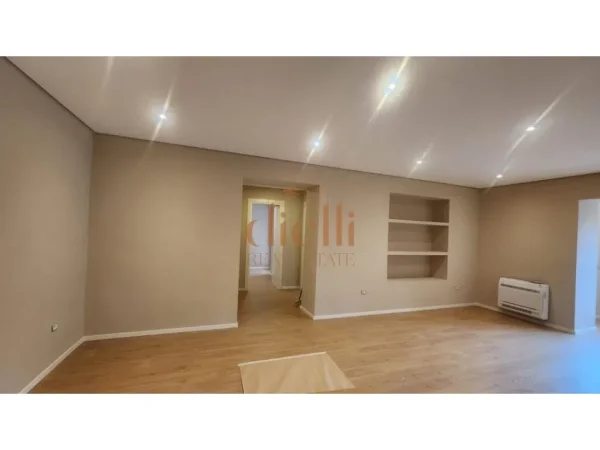 Tirane, jepet me qera ambjent biznesi Kati 2, 93 m² 900 € (Rruga e Kavajes)
