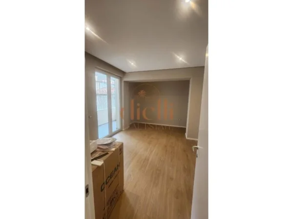 Tirane, jepet me qera ambjent biznesi Kati 2, 93 m² 900 € (Rruga e Kavajes)