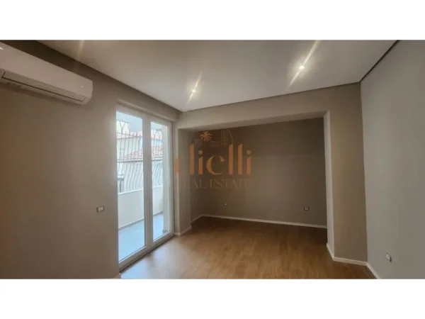 Tirane, jepet me qera ambjent biznesi Kati 2, 93 m² 900 € (Rruga e Kavajes)