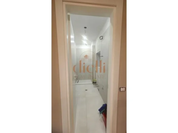 Tirane, jepet me qera ambjent biznesi Kati 2, 93 m² 900 € (Rruga e Kavajes)