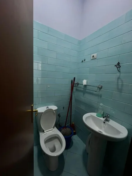 Tirane, jepet me qera zyre Kati 2, 30 m² 300 € (Don bosko)