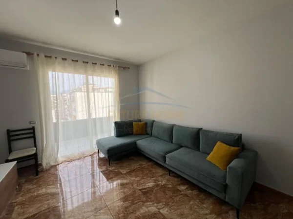 Tirane, jepet me qera apartament 1+1+Ballkon Kati 9, 70 m² 400 € (Unaza e Re)