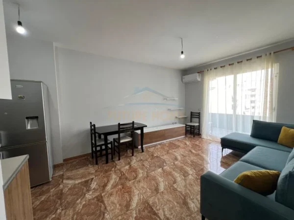 Tirane, jepet me qera apartament 1+1+Ballkon Kati 9, 70 m² 400 € (Unaza e Re)