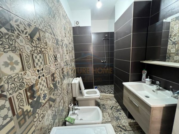 Tirane, jepet me qera apartament 1+1+Ballkon Kati 9, 70 m² 400 € (Unaza e Re)