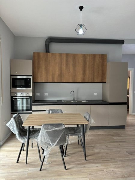 Tirane, jepet me qera apartament 1+1 Kati 8, 80 m² 350 € (UNIVERS CITY)