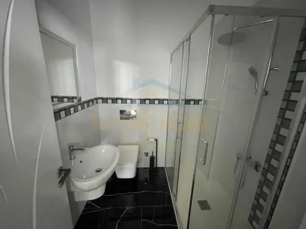 Korce, shitet apartament 3+1+Ballkon Kati 3, 115 m² 180.000 € (Terminali, Korce)