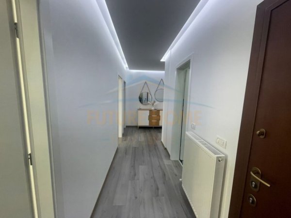Korce, shitet apartament 3+1+Ballkon Kati 3, 115 m² 180.000 € (Terminali, Korce)