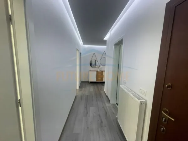 Korce, shitet apartament 3+1+Ballkon Kati 3, 115 m² 180.000 € (Terminali, Korce)