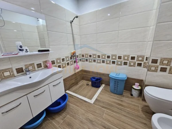 Durres, shitet apartament 2+1 Kati 4, 113 m² 320.000 € (Rruga Portit, Durres)