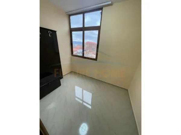 Korce, shitet apartament 2+1+Ballkon Kati 5, 80 m² 36.000 € (Lagjia 4, Korçë)