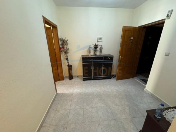 Korce, shitet apartament 2+1+Ballkon Kati 4, 90 m² 60.000 € (Lagjia 7, Korçë)