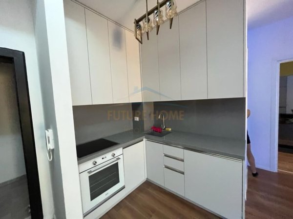 Tirane, jepet me qera apartament 1+1+Ballkon Kati 10, 72 m² 850 € (Rruga e Barrikadave)