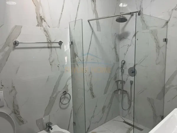 Tirane, jepet me qera apartament 1+1+Ballkon Kati 10, 72 m² 850 € (Rruga e Barrikadave)