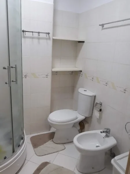 Tirane, jepet me qera apartament 2+1+Ballkon Kati 1, 84 m² 600 € (Rr e Durresit)